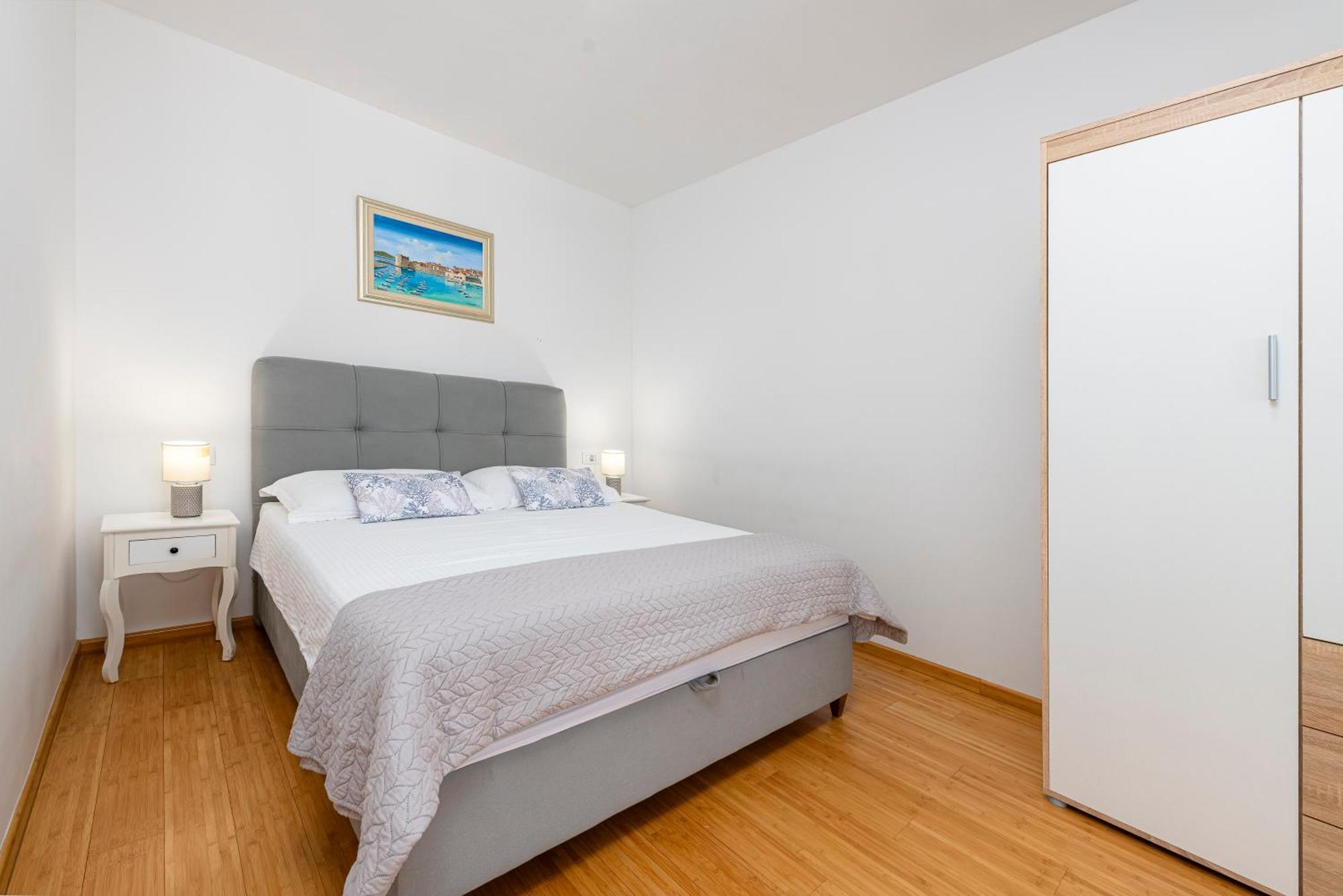 Oyo Deluxe Apartments Дубровник Екстериор снимка